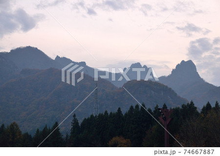 険しい山 74667887