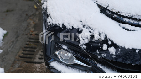 車に残る雪解け 74668101