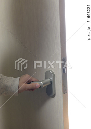 ドアを開けると光が溢れる ドアを開けると光が溢れる 74668225