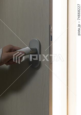 ドアを開けると光が溢れる ドアを開けると光が溢れる 74668227