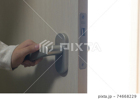 ドアを開けると光が溢れる 74668229