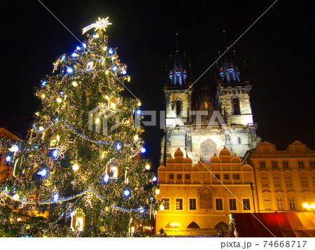 プラハのクリスマスのクリスマスマーケットの様子の写真素材