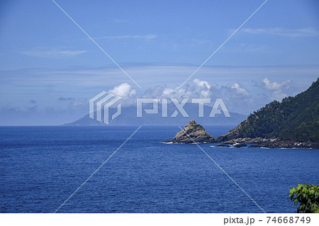 立神岩と口永良部島 立神岩と口永良部島 74668749