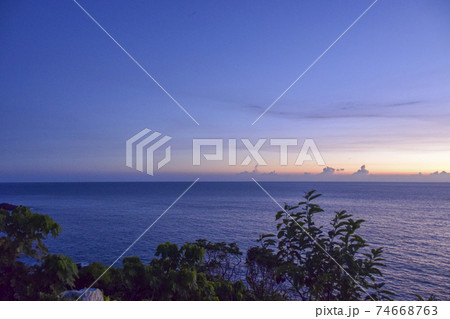 屋久島の西部林道からみた夕焼け 屋久島の西部林道からみた夕焼け 74668763