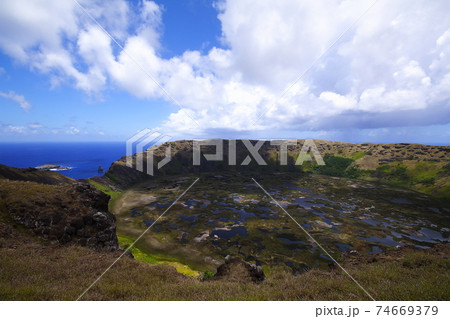 南太平洋のイースター島　オロンゴのラノカウ山の火口湖 74669379