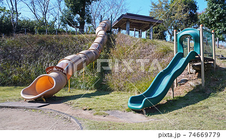 公園にある遊具（滑り台） 74669779