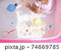 プール遊び　水面 74669785