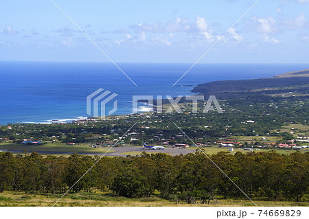 南太平洋のイースター島 空港とハンガロア村遠景の写真素材