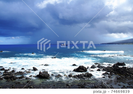 南太平洋のイースター島 スコール雲と船 南太平洋のイースター島 スコール雲と船 74669839