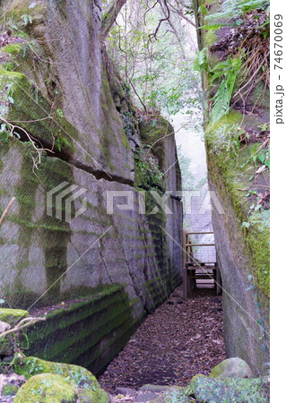 鋸山の石切り場跡(千葉県鋸南町) 鋸山の石切り場跡(千葉県鋸南町) 74670069
