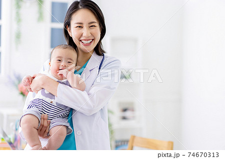 小児科　女性医師　赤ちゃん 74670313