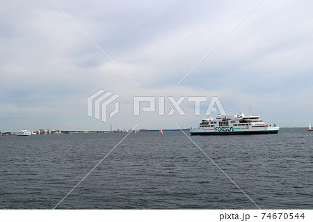 クロンボー城 デンマーク コペンハーゲン郊外の世界文化遺産の名城と眼前のエーレスンド海峡のフェリー クロンボー城 デンマーク コペンハーゲン郊外の世界文化遺産の名城と眼前のエーレスンド海峡のフェリー 74670544
