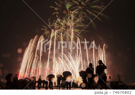 夜空に高くあがる花火　花火　雨の日 74670802