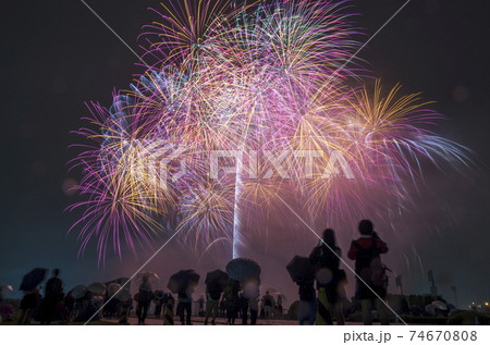 夜空に高くあがる花火　花火　雨の日 74670808