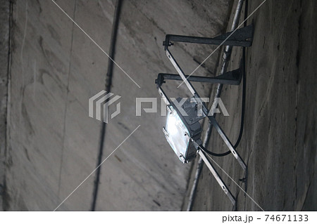 トンネル内の照明 74671133