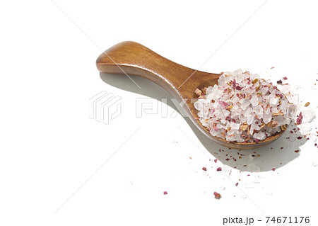 木製のスプーンからバスソルトがこぼれる 木製のスプーンからバスソルトがこぼれる 74671176