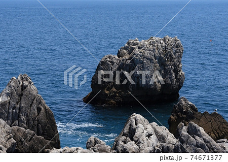 唐桑半島・半造のトド岩　（宮城県気仙沼市唐桑町） 74671377