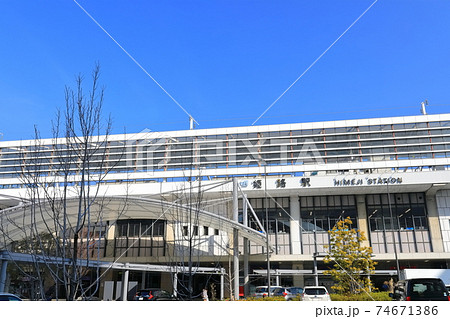 【兵庫県】晴天下のJR姫路駅 74671386