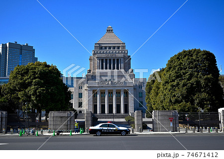 快晴の国会とパトカー 快晴の国会とパトカー 74671412