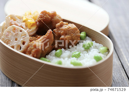 曲げわっぱに入れた枝豆ご飯の唐揚げ弁当 曲げわっぱに入れた枝豆ご飯の唐揚げ弁当 74671529