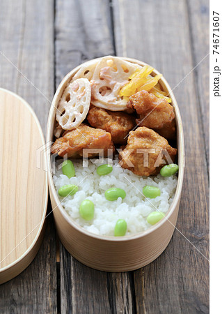 曲げわっぱに入れた枝豆ご飯の唐揚げ弁当 曲げわっぱに入れた枝豆ご飯の唐揚げ弁当 74671607