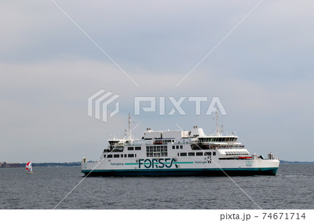 クロンボー城　デンマーク　コペンハーゲン郊外に建つ　世界文化遺産の名城に面する海峡を行くフェリー 74671714