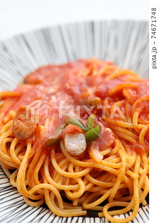 シンプルなトマトソースパスタ 74671748