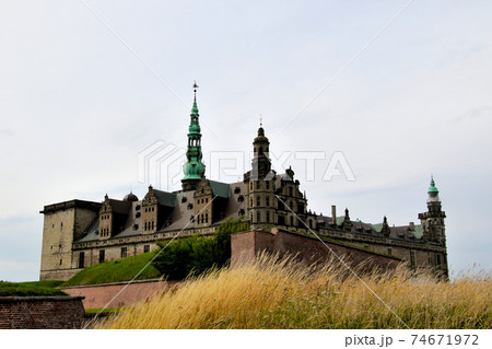 クロンボー城　デンマーク　コペンハーゲン郊外に建つ　世界文化遺産の名城　緑の尖塔が印象的 74671972