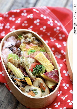 曲げわっぱに入れたオカズいっぱい和食弁当 74672013