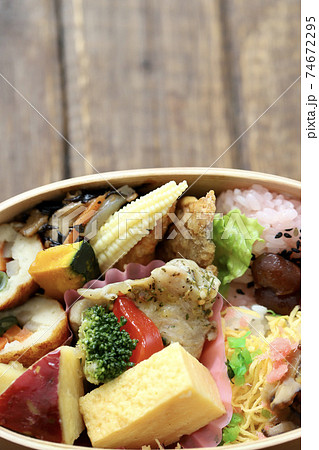 曲げわっぱに入れたオカズいっぱい和食弁当 74672295