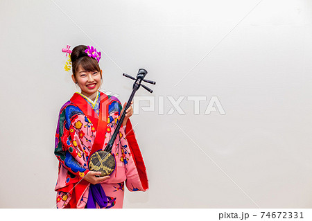 三線を弾く琉装の女性 74672331