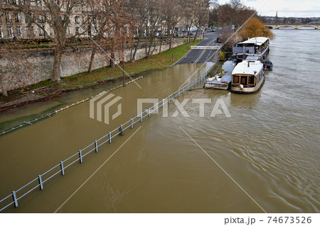 フランス・パリ、増水したセーヌ川、2021年2月5日撮影 フランス・パリ、増水したセーヌ川、2021年2月5日撮影 74673526