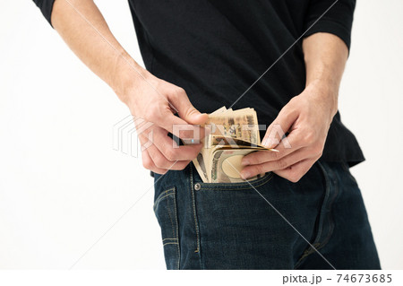 ポケットにお金を入れる男性 ポケットにお金を入れる男性 74673685