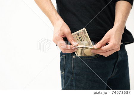 ポケットにお金を入れる男性 ポケットにお金を入れる男性 74673687