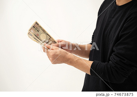 お金を持つ男性 手元の写真素材