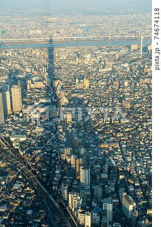 東京の街に移る東京スカイツリーの影の写真素材