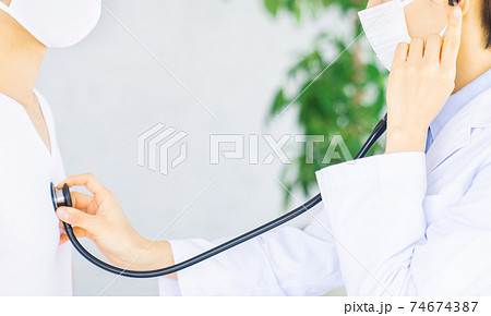聴診器を男性患者にあてる医師 聴診器を男性患者にあてる医師 74674387