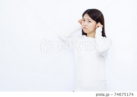 30代女性 騒音トラブル 白バック ポートレート 30代女性 騒音トラブル 白バック ポートレート 74675174