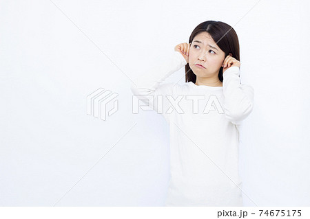 30代女性 騒音トラブル 白バック ポートレート 30代女性 騒音トラブル 白バック ポートレート 74675175