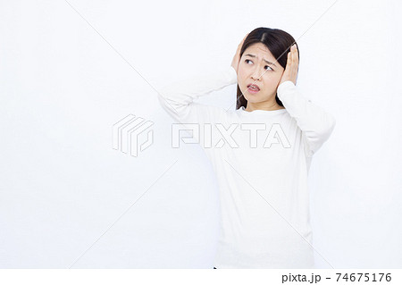 30代女性 騒音トラブル 白バック ポートレート 30代女性 騒音トラブル 白バック ポートレート 74675176