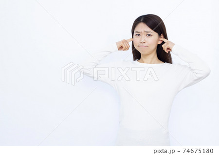 30代女性 騒音トラブル 白バック ポートレート 30代女性 騒音トラブル 白バック ポートレート 74675180