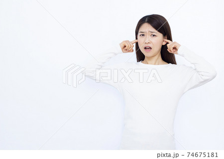 30代女性 騒音トラブル 白バック ポートレート 30代女性 騒音トラブル 白バック ポートレート 74675181