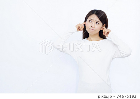 30代女性 騒音トラブル 白バック ポートレート 30代女性 騒音トラブル 白バック ポートレート 74675192