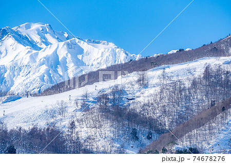 冬の白馬村から見る冠雪した北アルプス　【長野県】 74678276