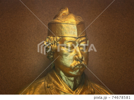 [東京・谷中] 谷中の岡倉天心記念公園にある岡倉天心史蹟記念堂の彫刻の顔 74678581