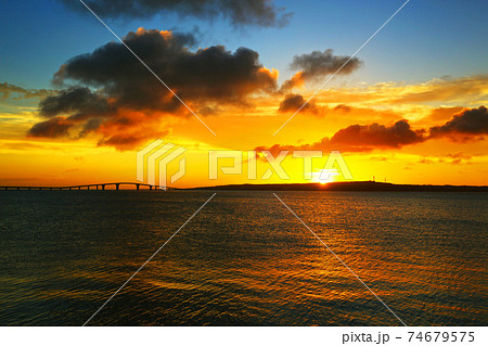 沖縄　宮古島　伊良部島に沈む夕日 74679575