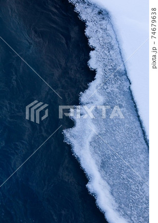 【北海道美瑛町の冬】川べりの氷　1月 74679638