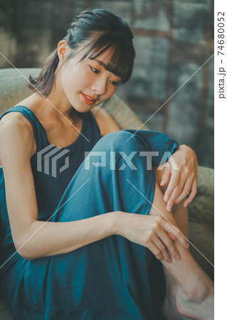 フットケアをする10代後半女子 フットケアをする10代後半女子 74680052