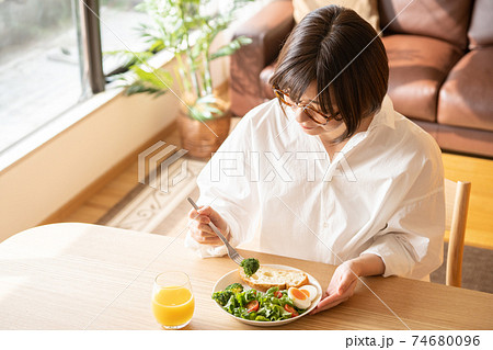 若い女性の食事イメージ 74680096
