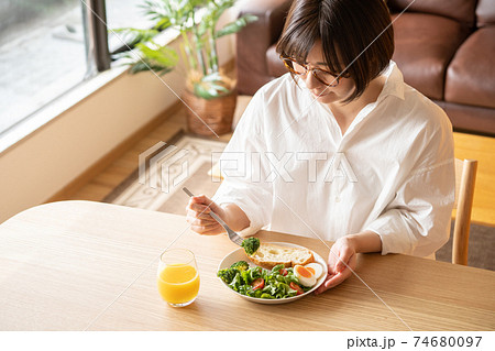 若い女性の食事イメージ 74680097